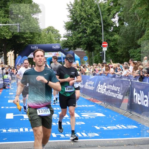 29.06.2025 - hella hamburg halbmarathon Zöllner http://msf.ph/oto/8223832 29.06.2025 10:52:41 Ziel 2346, 2670, 3952, 5116, 6561, 6562, 7475, 9739, 9869, 10115, 11459, 11689, 12450, 13051, 13301, 14122, 15001, 18982 meine-sportfotos.de