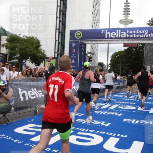 29.06.2025 - hella hamburg halbmarathon Michael Strokosch http://msf.ph/oto/8223835 29.06.2025 10:50:08 Ziel 1216, 1321, 1507, 2020, 3562, 3692, 3852, 7100, 7657, 8313, 9031, 9213, 9303, 9965, 12203, 12271, 13225, 13282, 13758, 14257, 16403, 18228, 18657, 18658, 18884, 19112 meine-sportfotos.de