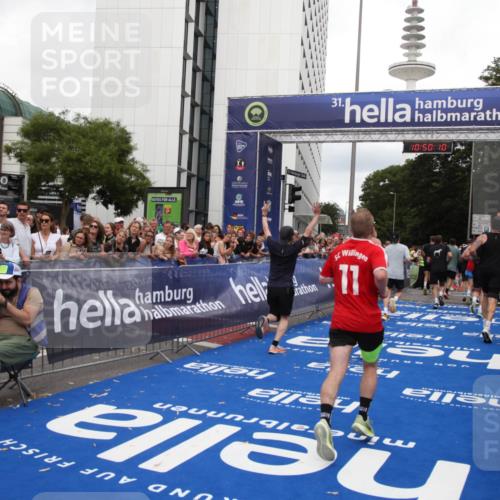 29.06.2025 - hella hamburg halbmarathon Michael Strokosch http://msf.ph/oto/8223866 29.06.2025 10:50:09 Ziel 1216, 1321, 1507, 2020, 3562, 7100, 7657, 8313, 9031, 9213, 9303, 9965, 12203, 12271, 13225, 13282, 13758, 14257, 16403, 18228, 18657, 18658, 18884, 19112 meine-sportfotos.de