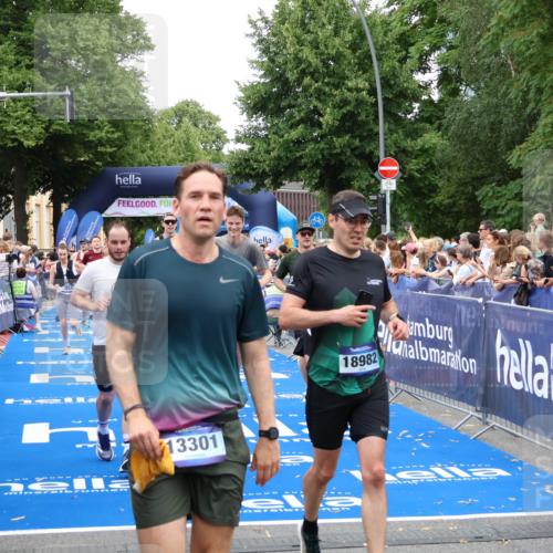 29.06.2025 - hella hamburg halbmarathon Zöllner http://msf.ph/oto/8223914 29.06.2025 10:52:41 Ziel 2346, 2670, 3952, 5116, 6561, 6562, 7475, 9739, 9869, 10115, 11459, 11689, 12450, 13051, 13301, 14122, 15001, 18982 meine-sportfotos.de