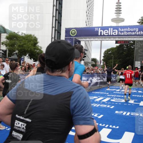 29.06.2025 - hella hamburg halbmarathon Michael Strokosch http://msf.ph/oto/8224008 29.06.2025 10:50:10 Ziel 1216, 1321, 1507, 2020, 3296, 3562, 7176, 7657, 8313, 9031, 9303, 9965, 12203, 13225, 13282, 13758, 14257, 16403, 18228, 18657, 18658, 18884 meine-sportfotos.de