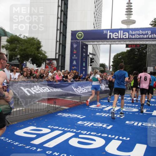 29.06.2025 - hella hamburg halbmarathon Michael Strokosch http://msf.ph/oto/8224151 29.06.2025 10:50:13 Ziel 1119, 1216, 1507, 3296, 3562, 7176, 8313, 9031, 9303, 9965, 10371, 11607, 12203, 12235, 13282, 14257, 18228, 18657, 18658 meine-sportfotos.de