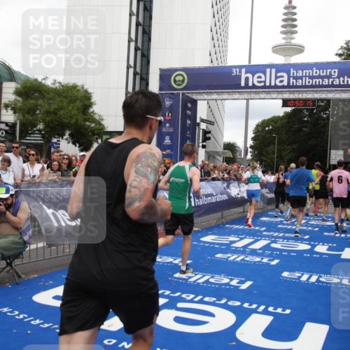 29.06.2025 - hella hamburg halbmarathon Michael Strokosch http://msf.ph/oto/8224223 29.06.2025 10:50:14 Ziel 1119, 1507, 3296, 3562, 7176, 8313, 9031, 9303, 9965, 10371, 11607, 12203, 12235, 13282, 14257, 15620, 18228, 18657, 18658 meine-sportfotos.de