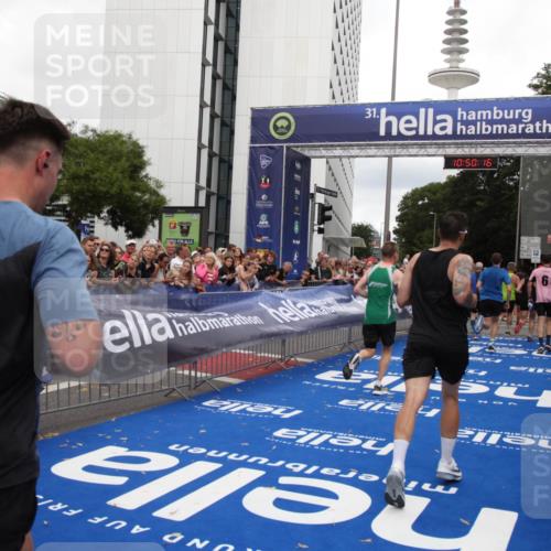 29.06.2025 - hella hamburg halbmarathon Michael Strokosch http://msf.ph/oto/8224271 29.06.2025 10:50:14 Ziel 1119, 1507, 3296, 3562, 7176, 8313, 9031, 9303, 9965, 10371, 11607, 12203, 12235, 13282, 14257, 15620, 18228, 18657, 18658 meine-sportfotos.de