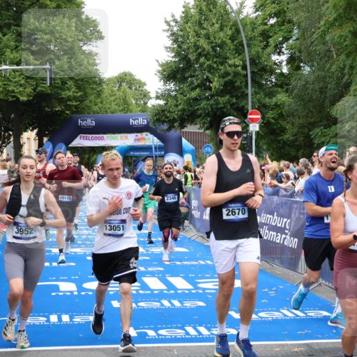 29.06.2025 - hella hamburg halbmarathon Zöllner http://msf.ph/oto/8224329 29.06.2025 10:52:45 Ziel 2287, 2346, 2670, 3952, 3999, 5116, 5194, 7475, 9869, 10115, 11459, 11689, 12450, 12482, 13051, 14122, 14805, 16467, 18331, 19244 meine-sportfotos.de