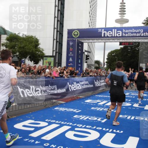 29.06.2025 - hella hamburg halbmarathon Michael Strokosch http://msf.ph/oto/8224366 29.06.2025 10:50:16 Ziel 1119, 1507, 3296, 3562, 7176, 7930, 7932, 8313, 8921, 10371, 11607, 12203, 12235, 13282, 14257, 15620, 18228, 18657, 18658, 18811, 19040 meine-sportfotos.de