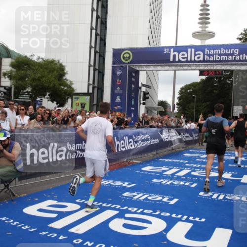 29.06.2025 - hella hamburg halbmarathon Michael Strokosch http://msf.ph/oto/8224408 29.06.2025 10:50:16 Ziel 1119, 1507, 3296, 3562, 7176, 7930, 7932, 8313, 8921, 10371, 11607, 12203, 12235, 13282, 14257, 15620, 18228, 18657, 18658, 18811, 19040 meine-sportfotos.de
