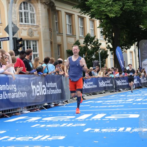 29.06.2025 - hella hamburg halbmarathon Strokosch-Dieckow http://msf.ph/oto/8224423 29.06.2025 10:30:28 Ziel 2460, 3845, 7231, 8318, 11413, 12049, 15253, 16713 meine-sportfotos.de