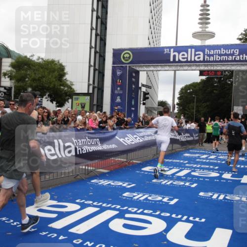 29.06.2025 - hella hamburg halbmarathon Michael Strokosch http://msf.ph/oto/8224432 29.06.2025 10:50:17 Ziel 1119, 3296, 7176, 7930, 7932, 8313, 8921, 10371, 11607, 12235, 13282, 13690, 15620, 18499, 18811, 19040 meine-sportfotos.de