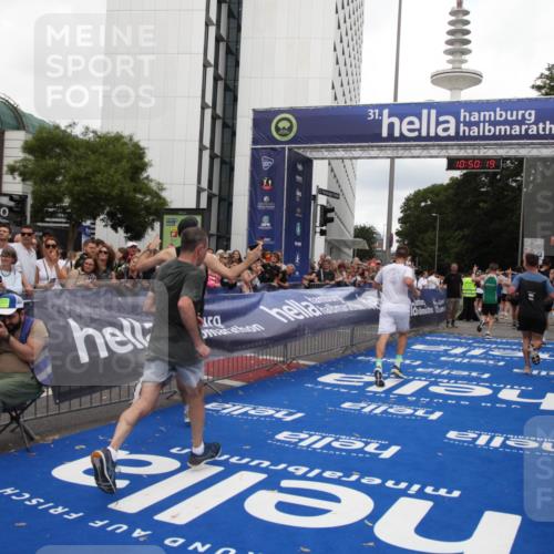 29.06.2025 - hella hamburg halbmarathon Michael Strokosch http://msf.ph/oto/8224461 29.06.2025 10:50:17 Ziel 1119, 3296, 7176, 7930, 7932, 8313, 8921, 10371, 11607, 12235, 13282, 13690, 15620, 18499, 18811, 19040 meine-sportfotos.de