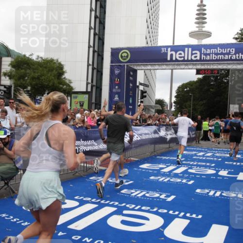 29.06.2025 - hella hamburg halbmarathon Michael Strokosch http://msf.ph/oto/8224480 29.06.2025 10:50:18 Ziel 1119, 3296, 4933, 7176, 7930, 7932, 8921, 10371, 11607, 12235, 13609, 13690, 15620, 16000, 18499, 18811, 19040 meine-sportfotos.de