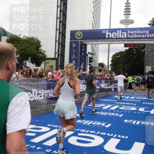 29.06.2025 - hella hamburg halbmarathon Michael Strokosch http://msf.ph/oto/8224501 29.06.2025 10:50:18 Ziel 1119, 3296, 4933, 7176, 7930, 7932, 8921, 10371, 11607, 12235, 13609, 13690, 15620, 16000, 18499, 18811, 19040 meine-sportfotos.de