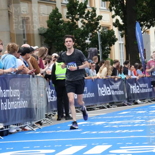 29.06.2025 - hella hamburg halbmarathon Strokosch-Dieckow http://msf.ph/oto/8224528 29.06.2025 10:30:32 Ziel 2460, 2851, 3845, 7231, 8318, 11413, 12049, 15253, 16713, 17322, 18235 meine-sportfotos.de