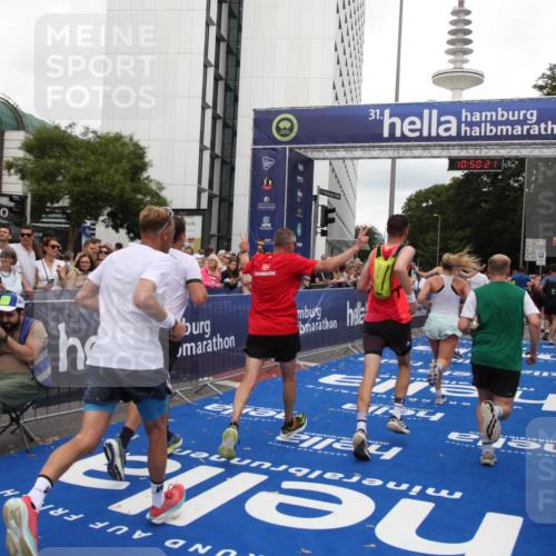 29.06.2025 - hella hamburg halbmarathon Michael Strokosch http://msf.ph/oto/8224541 29.06.2025 10:50:19 Ziel 1119, 3296, 4933, 7176, 7930, 7932, 8921, 10371, 11607, 12235, 12949, 13609, 13690, 15620, 16000, 16242, 18499, 18811, 19040 meine-sportfotos.de