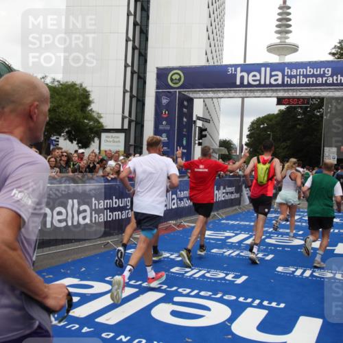 29.06.2025 - hella hamburg halbmarathon Michael Strokosch http://msf.ph/oto/8224559 29.06.2025 10:50:20 Ziel 1119, 4933, 7930, 7932, 8921, 10371, 11607, 12235, 12949, 13609, 13690, 15620, 16000, 16242, 18499, 18811, 19040 meine-sportfotos.de
