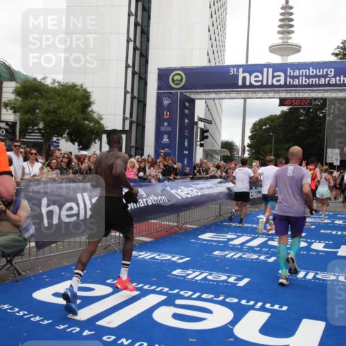 29.06.2025 - hella hamburg halbmarathon Michael Strokosch http://msf.ph/oto/8224708 29.06.2025 10:50:21 Ziel 1119, 4933, 7930, 7932, 8921, 10371, 11607, 12949, 13609, 13690, 14034, 15620, 16000, 16242, 18499, 18811, 19040 meine-sportfotos.de