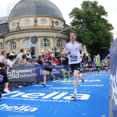 29.06.2025 - hella hamburg halbmarathon Strokosch-Dieckow http://msf.ph/oto/8224748 29.06.2025 10:30:36 Ziel 2460, 2851, 3845, 7231, 7481, 8318, 11413, 12049, 15253, 17322, 18235 meine-sportfotos.de