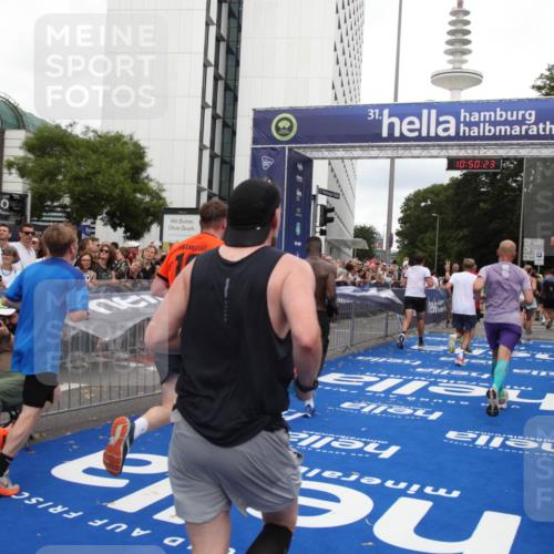 29.06.2025 - hella hamburg halbmarathon Michael Strokosch http://msf.ph/oto/8224756 29.06.2025 10:50:22 Ziel 4933, 7930, 7932, 8921, 10371, 12949, 13609, 13690, 14034, 15620, 16000, 16242, 18499, 18811, 19040 meine-sportfotos.de