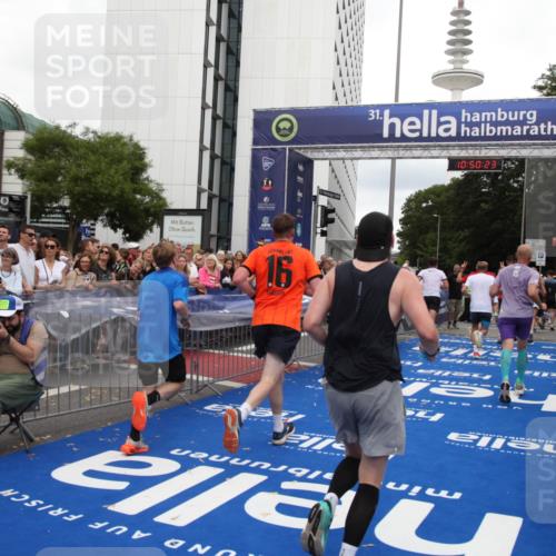 29.06.2025 - hella hamburg halbmarathon Michael Strokosch http://msf.ph/oto/8224795 29.06.2025 10:50:22 Ziel 4933, 7930, 7932, 8921, 10371, 12949, 13609, 13690, 14034, 15620, 16000, 16242, 18499, 18811, 19040 meine-sportfotos.de