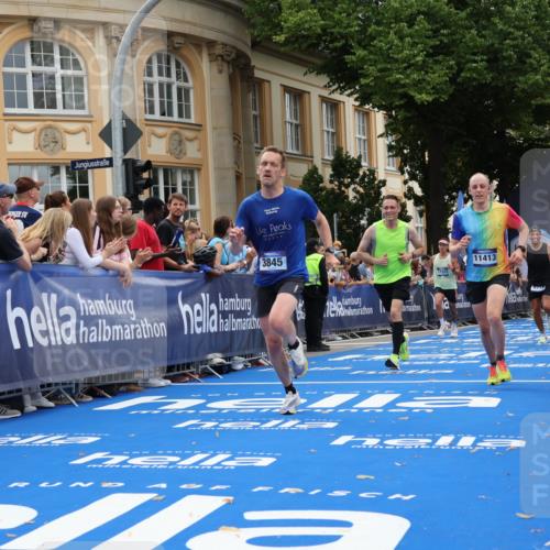 29.06.2025 - hella hamburg halbmarathon Strokosch-Dieckow http://msf.ph/oto/8224828 29.06.2025 10:30:37 Ziel 2460, 2851, 3845, 7231, 7481, 8318, 11413, 12049, 15253, 17322, 18235 meine-sportfotos.de