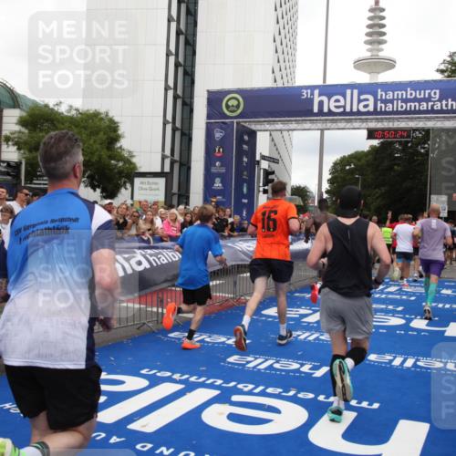 29.06.2025 - hella hamburg halbmarathon Michael Strokosch http://msf.ph/oto/8224846 29.06.2025 10:50:22 Ziel 4933, 7930, 7932, 8921, 10371, 12949, 13609, 13690, 14034, 15620, 16000, 16242, 18499, 18811, 19040 meine-sportfotos.de