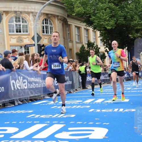 29.06.2025 - hella hamburg halbmarathon Strokosch-Dieckow http://msf.ph/oto/8224873 29.06.2025 10:30:37 Ziel 2460, 2851, 3845, 7231, 7481, 8318, 11413, 12049, 15253, 17322, 18235 meine-sportfotos.de
