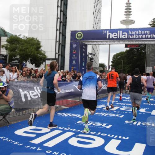 29.06.2025 - hella hamburg halbmarathon Michael Strokosch http://msf.ph/oto/8224948 29.06.2025 10:50:23 Ziel 4247, 4933, 7930, 7932, 8899, 8921, 12949, 13609, 13690, 14034, 15620, 16000, 16242, 18499, 18811, 19040 meine-sportfotos.de