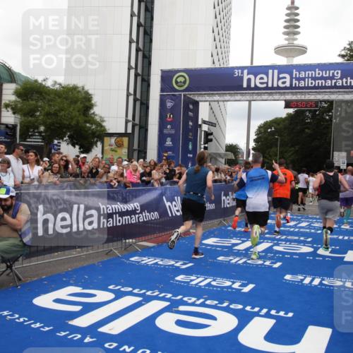 29.06.2025 - hella hamburg halbmarathon Michael Strokosch http://msf.ph/oto/8224955 29.06.2025 10:50:24 Ziel 4247, 4933, 7930, 7932, 8899, 8921, 12035, 12949, 13609, 13690, 14034, 16000, 16242, 18499, 18811, 19040 meine-sportfotos.de