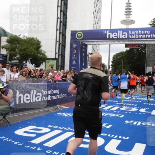 29.06.2025 - hella hamburg halbmarathon Michael Strokosch http://msf.ph/oto/8224968 29.06.2025 10:50:24 Ziel 4247, 4933, 7930, 7932, 8899, 8921, 12035, 12949, 13609, 13690, 14034, 16000, 16242, 18499, 18811, 19040 meine-sportfotos.de