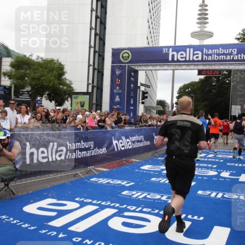 29.06.2025 - hella hamburg halbmarathon Michael Strokosch http://msf.ph/oto/8224991 29.06.2025 10:50:25 Ziel 4247, 4933, 6795, 8899, 8921, 12035, 12949, 13609, 13690, 14034, 16000, 16242, 18499 meine-sportfotos.de