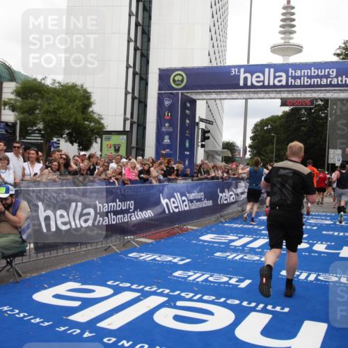 29.06.2025 - hella hamburg halbmarathon Michael Strokosch http://msf.ph/oto/8224999 29.06.2025 10:50:25 Ziel 4247, 4933, 6795, 8899, 8921, 12035, 12949, 13609, 13690, 14034, 16000, 16242, 18499 meine-sportfotos.de