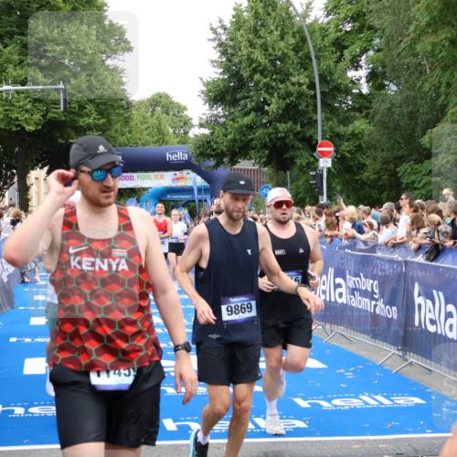 29.06.2025 - hella hamburg halbmarathon Zöllner http://msf.ph/oto/8225052 29.06.2025 10:52:50 Ziel 1657, 2287, 2444, 2814, 2910, 3999, 5077, 5116, 5169, 5194, 8172, 9065, 9163, 9869, 10811, 11217, 11992, 12482, 14198, 14286, 14805, 16467, 17198, 18331, 19244 meine-sportfotos.de