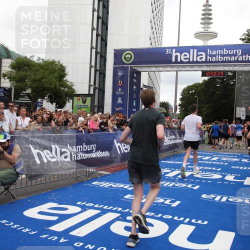 29.06.2025 - hella hamburg halbmarathon Michael Strokosch http://msf.ph/oto/8225060 29.06.2025 10:50:28 Ziel 4127, 4247, 6795, 8899, 11455, 12035, 12624, 12949, 14034, 16242, 18394 meine-sportfotos.de
