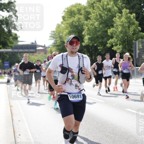 29.06.2025 - hella hamburg halbmarathon Jannik Wohlers http://msf.ph/oto/8225111 29.06.2025 09:51:30 Lombardsbrücke 1312, 1353, 1569, 2653, 3437, 3697, 4991, 5014, 5047, 5129, 5987, 6490, 6700, 6705, 6770, 7092, 7185, 8074, 8346, 8359, 8900, 9358, 10319, 10375, 10691, 10934, 10978, 11021, 11714, 12438, 12623, 12711, 12712, 13183, 14226, 14228, 14346, 14861, 15164, 15185, 15206, 15451, 15846, 15932, 15935, 16052, 16503, 17016, 17403, 17406, 17733, 17911, 18049, 18304, 18330, 18356, 18399, 18772 meine-sportfotos.de