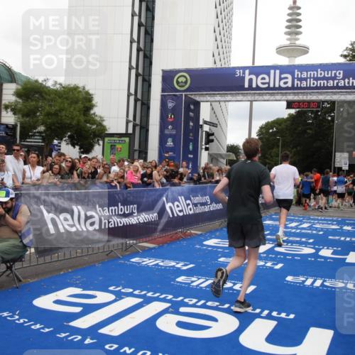 29.06.2025 - hella hamburg halbmarathon Michael Strokosch http://msf.ph/oto/8225112 29.06.2025 10:50:28 Ziel 4127, 4247, 6795, 8899, 11455, 12035, 12624, 12949, 14034, 16242, 18394 meine-sportfotos.de
