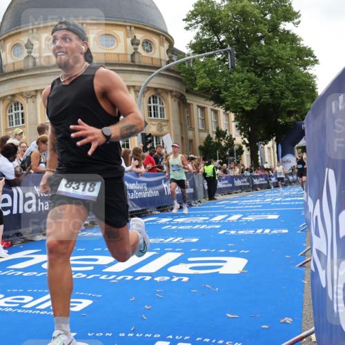 29.06.2025 - hella hamburg halbmarathon Strokosch-Dieckow http://msf.ph/oto/8225114 29.06.2025 10:30:40 Ziel 2851, 3379, 3845, 7055, 7231, 7481, 8318, 9508, 11413, 12049, 17322, 18235, 18871 meine-sportfotos.de