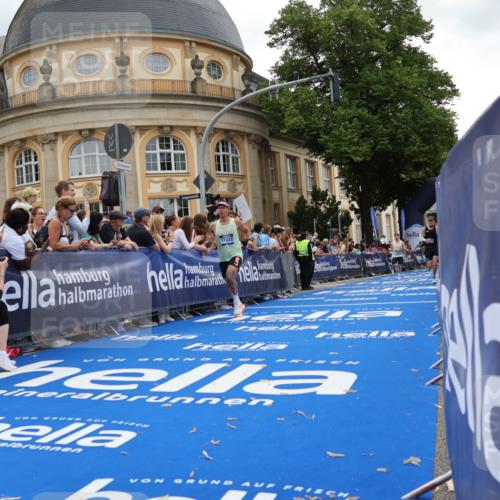 29.06.2025 - hella hamburg halbmarathon Strokosch-Dieckow http://msf.ph/oto/8225137 29.06.2025 10:30:40 Ziel 2851, 3379, 3845, 7055, 7231, 7481, 8318, 9508, 11413, 12049, 17322, 18235, 18871 meine-sportfotos.de