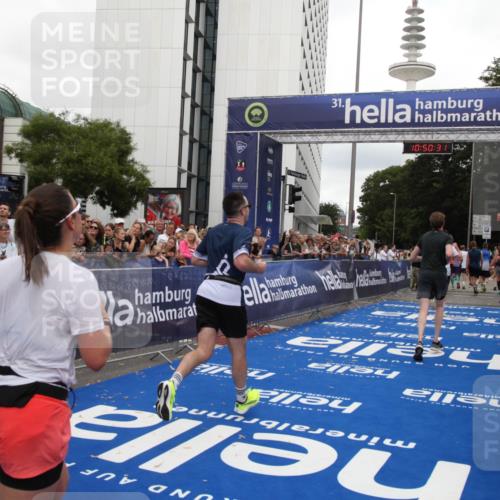 29.06.2025 - hella hamburg halbmarathon Michael Strokosch http://msf.ph/oto/8225160 29.06.2025 10:50:30 Ziel 4127, 4247, 6795, 8153, 8899, 11455, 12035, 12624, 14034, 14626, 17319, 18394 meine-sportfotos.de