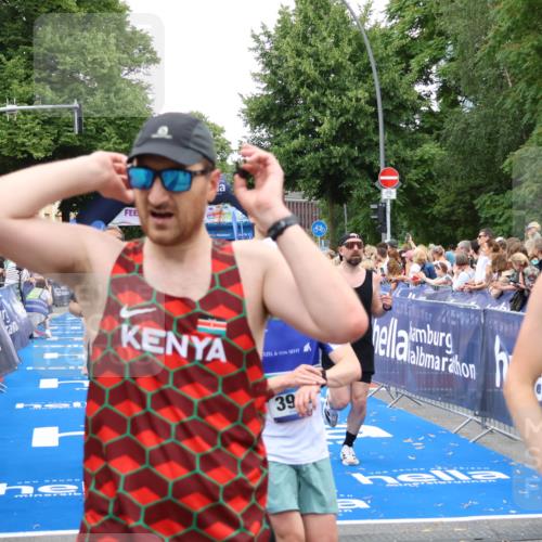 29.06.2025 - hella hamburg halbmarathon Zöllner http://msf.ph/oto/8225165 29.06.2025 10:52:51 Ziel 1257, 1657, 2287, 2444, 2814, 2910, 3999, 5077, 5169, 5194, 8172, 8955, 9065, 9163, 10811, 11217, 11992, 12482, 14198, 14286, 14805, 16467, 17198, 18331, 19244 meine-sportfotos.de