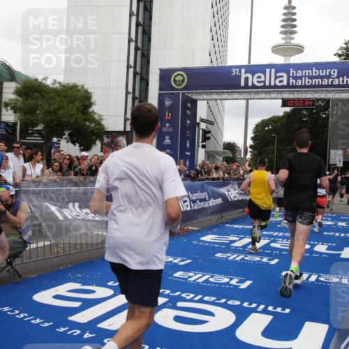 29.06.2025 - hella hamburg halbmarathon Michael Strokosch http://msf.ph/oto/8225200 29.06.2025 10:50:33 Ziel 3414, 4127, 5447, 6282, 6795, 7397, 8153, 11455, 12035, 12624, 13812, 14626, 16806, 17247, 17319, 18394 meine-sportfotos.de