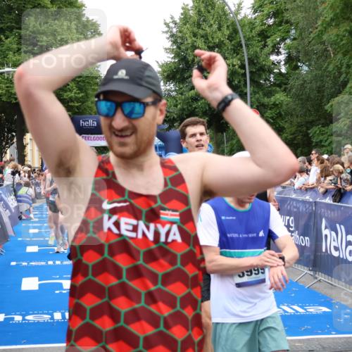29.06.2025 - hella hamburg halbmarathon Zöllner http://msf.ph/oto/8225218 29.06.2025 10:52:51 Ziel 1257, 1657, 2287, 2444, 2814, 2910, 3999, 5077, 5169, 5194, 8172, 8955, 9065, 9163, 10811, 11217, 11992, 12482, 14198, 14286, 14805, 16467, 17198, 18331, 19244 meine-sportfotos.de