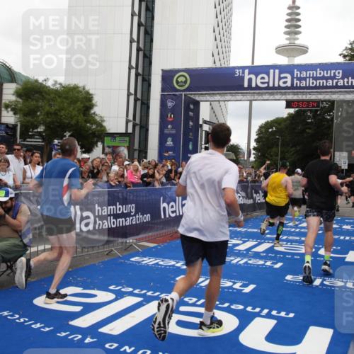 29.06.2025 - hella hamburg halbmarathon Michael Strokosch http://msf.ph/oto/8225221 29.06.2025 10:50:33 Ziel 3414, 4127, 5447, 6282, 6795, 7397, 8153, 11455, 12035, 12624, 13812, 14626, 16806, 17247, 17319, 18394 meine-sportfotos.de