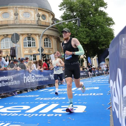 29.06.2025 - hella hamburg halbmarathon Strokosch-Dieckow http://msf.ph/oto/8225260 29.06.2025 10:30:43 Ziel 2851, 3379, 7055, 7481, 9381, 9508, 17322, 18235, 18871 meine-sportfotos.de