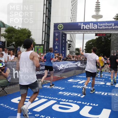 29.06.2025 - hella hamburg halbmarathon Michael Strokosch http://msf.ph/oto/8225271 29.06.2025 10:50:34 Ziel 3414, 4127, 5447, 6282, 6795, 7397, 8153, 8576, 11214, 11455, 12624, 13812, 14626, 15803, 16806, 17179, 17247, 17319, 18394 meine-sportfotos.de