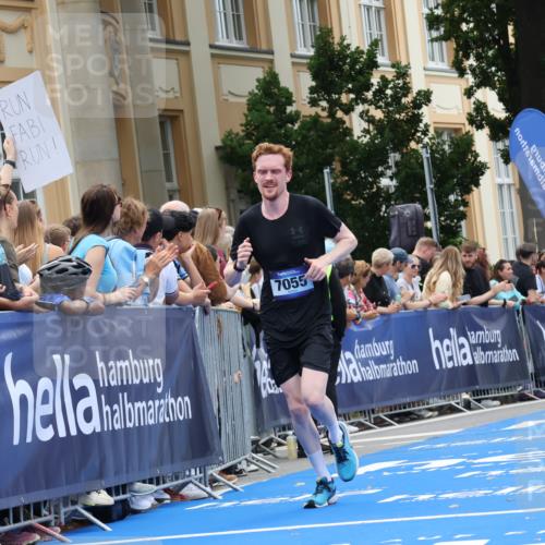 29.06.2025 - hella hamburg halbmarathon Strokosch-Dieckow http://msf.ph/oto/8225306 29.06.2025 10:30:46 Ziel 3379, 7055, 7481, 7880, 9381, 9508, 18235, 18871 meine-sportfotos.de