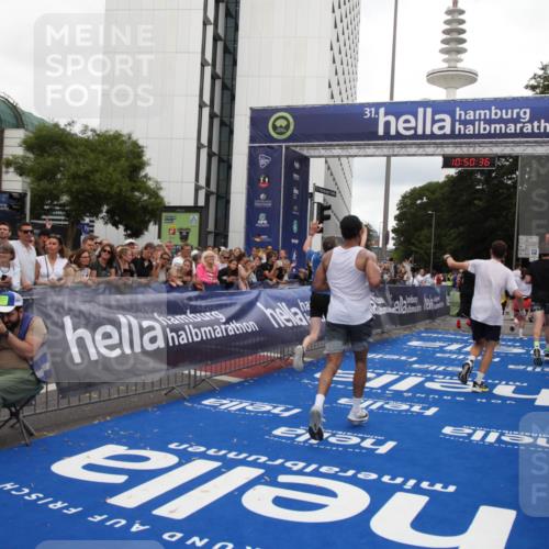 29.06.2025 - hella hamburg halbmarathon Michael Strokosch http://msf.ph/oto/8225385 29.06.2025 10:50:34 Ziel 3414, 4127, 5447, 6282, 6795, 7397, 8153, 8576, 11214, 11455, 12624, 13812, 14626, 15803, 16806, 17179, 17247, 17319, 18394 meine-sportfotos.de