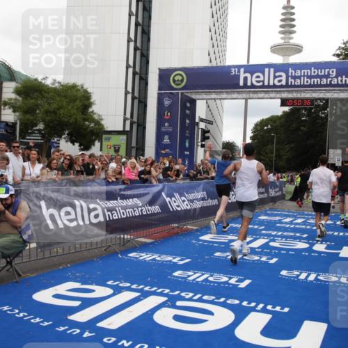 29.06.2025 - hella hamburg halbmarathon Michael Strokosch http://msf.ph/oto/8225447 29.06.2025 10:50:35 Ziel 1750, 3414, 4127, 5447, 6282, 7397, 8153, 8576, 11214, 11455, 12624, 13812, 14626, 15803, 16806, 17179, 17247, 17319, 18006, 18394 meine-sportfotos.de