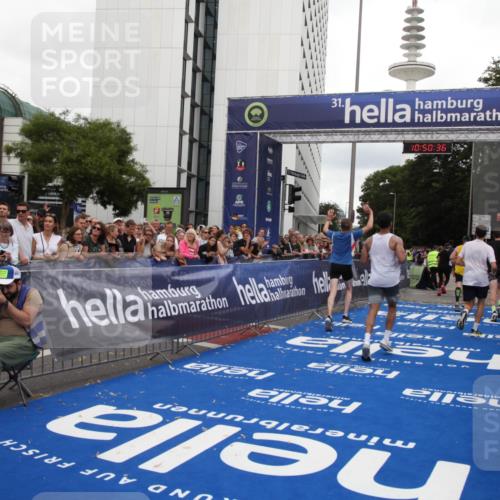 29.06.2025 - hella hamburg halbmarathon Michael Strokosch http://msf.ph/oto/8225498 29.06.2025 10:50:35 Ziel 1750, 3414, 4127, 5447, 6282, 7397, 8153, 8576, 11214, 11455, 12624, 13812, 14626, 15803, 16806, 17179, 17247, 17319, 18006, 18394 meine-sportfotos.de