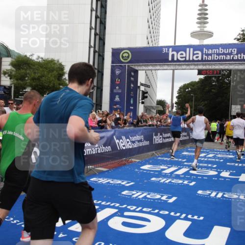 29.06.2025 - hella hamburg halbmarathon Michael Strokosch http://msf.ph/oto/8225512 29.06.2025 10:50:35 Ziel 1750, 3414, 4127, 5447, 6282, 7397, 8153, 8576, 11214, 11455, 12624, 13812, 14626, 15803, 16806, 17179, 17247, 17319, 18006, 18394 meine-sportfotos.de