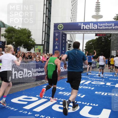 29.06.2025 - hella hamburg halbmarathon Michael Strokosch http://msf.ph/oto/8225530 29.06.2025 10:50:36 Ziel 1750, 3414, 4127, 5447, 6282, 7397, 8153, 8576, 11214, 11455, 12624, 13812, 14626, 15803, 16806, 17179, 17247, 17319, 18006 meine-sportfotos.de